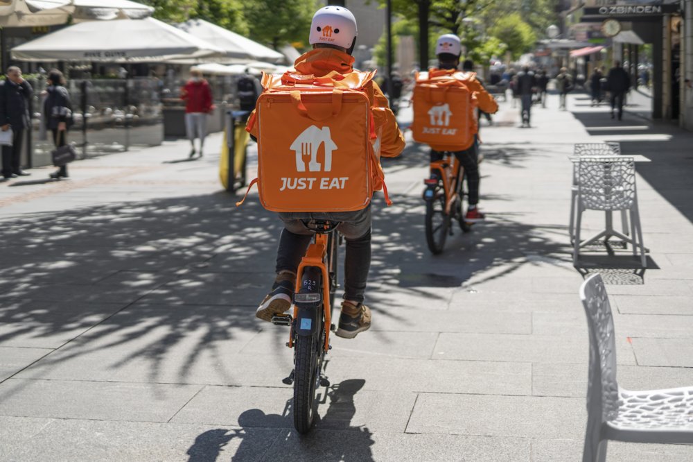 À Fribourg et Bienne, Just Eat propose désormais la livraison de commandes avec sa propre flotte